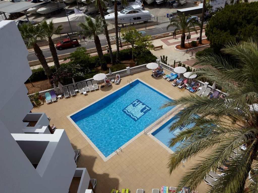galeria-piscina_hotel-tres-torres_1